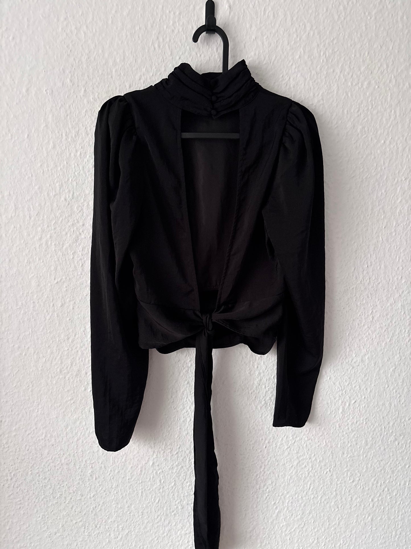 Gina Tricot Opened Back Blouse